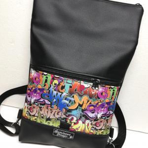 Roll Up Maxi dupla pántos hátizsák sok zsebbel - Fekete alapon színes graffiti mintás