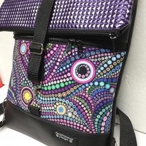 Roll Up Maxi dupla pántos hátizsák sok zsebbel - Fekete lilával és spirálbuborékokkal