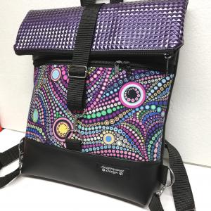 Roll Up Maxi dupla pántos hátizsák sok zsebbel - Fekete lilával és spirálbuborékokkal