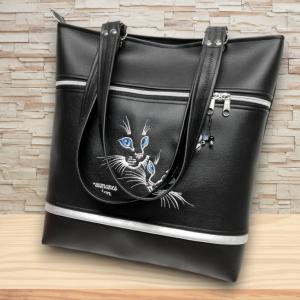 Szegecselt fülű nagyméretű City válltáska-Fekete alapon cicák és tappancs hímzéssel