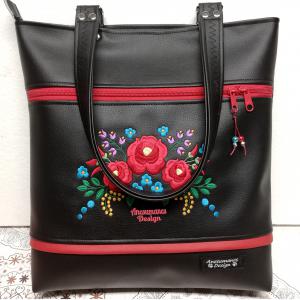 Szegecselt fülű nagyméretű City válltáska-HungarianFolkart08 fekete alap színes hímzés