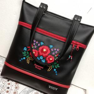 Szegecselt fülű nagyméretű City válltáska-HungarianFolkart08 fekete alap színes hímzés