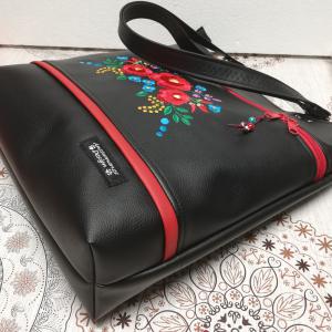 Szegecselt fülű nagyméretű City válltáska-HungarianFolkart08 fekete alap színes hímzés