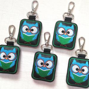 Szemüveges olvasó bagoly fiú hímzett kulcstartó karabinerrel