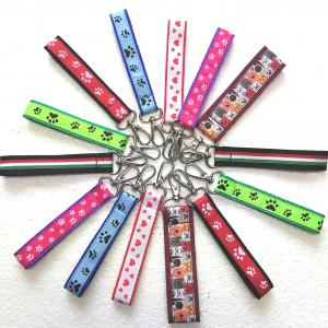 Szivecskés heveder kulcstartó táskadísz karabinerrel piros-fehér