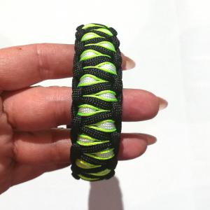 Taktikai túlélő paracord karkötő 3 funkciós csattal DRAGON EYE fekete-fehér-neonzöld(csuklóméret: 18-19cm)