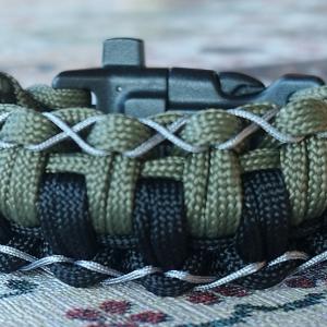 Taktikai túlélő paracord karkötő  biztonsági csattal COW HITCH ARMY fekete keki (csuklóméret 18-18,5cm)
