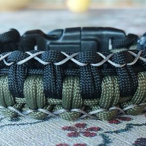 Taktikai túlélő paracord karkötő  biztonsági csattal COW HITCH ARMY fekete keki (csuklóméret 18-18,5cm)