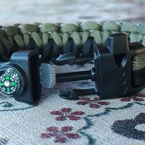 Taktikai túlélő paracord karkötő  biztonsági csattal COW HITCH ARMY fekete keki (csuklóméret 18-18,5cm)