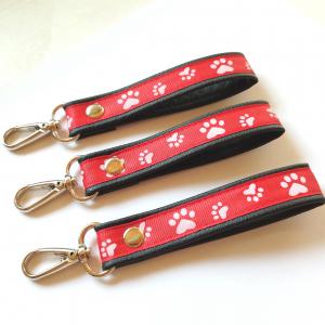 Tappancsok textilbőr kulcstartó táskadísz karabinerrel fekete piros