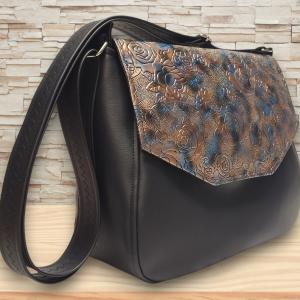 TERESA Fedélrészes oldaltáska Fekete alap metál rózsás fedélrésszel