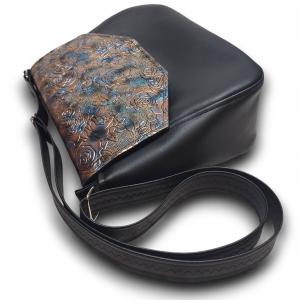 TERESA Fedélrészes oldaltáska Fekete alap metál rózsás fedélrésszel