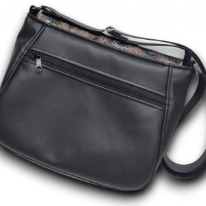 TERESA Fedélrészes oldaltáska Fekete alap metál rózsás fedélrésszel