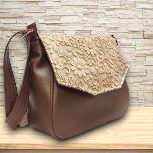 TERESA Fedélrészes oldaltáska Kakaóbarna arany virágos fedélrésszel