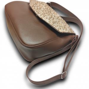 TERESA Fedélrészes oldaltáska Kakaóbarna arany virágos fedélrésszel