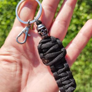 Vagány acél koponyás Múmia paracord kulcstartó karabinerrel fekete