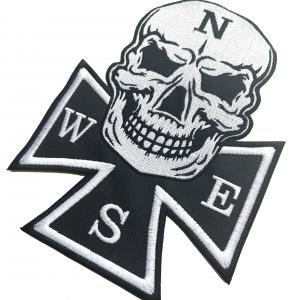 Vasalható varrható hímzett nagy felvarró Koponya vaskereszt égtájakkal hátfelvarró motorosfelvarró 21x15cm