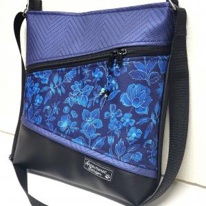 ZigZag 4 zsebes pakolós válltáska oldaltáska Éjjeli virágok kék bőrrel
