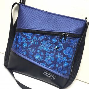 ZigZag 4 zsebes pakolós válltáska oldaltáska Éjjeli virágok kék bőrrel