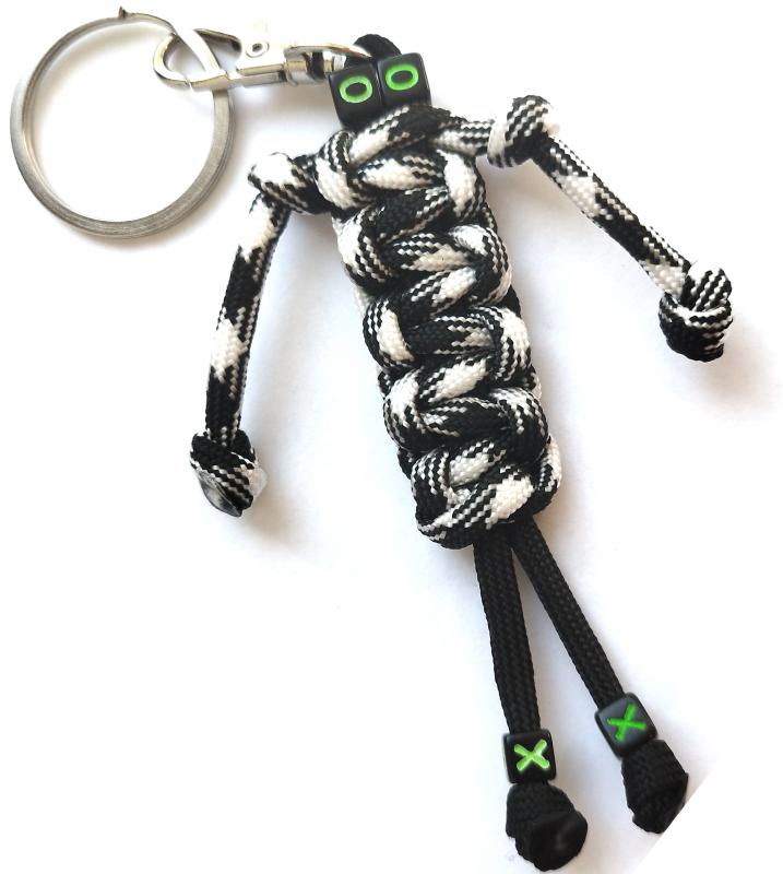 Fekete fehér emberke paracord táskadísz kulcstartó karabinerrel