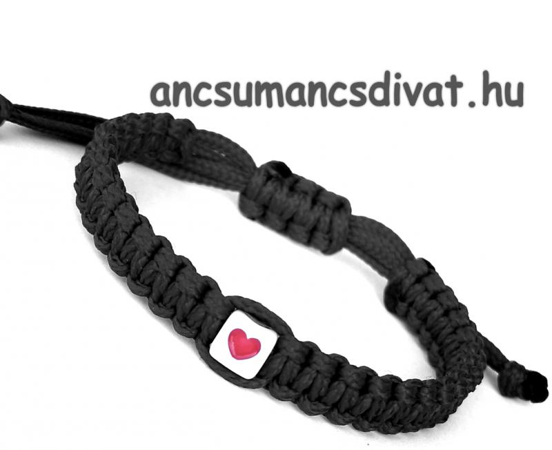 Fekete védelmező kabala makramé karkötő szivecskével