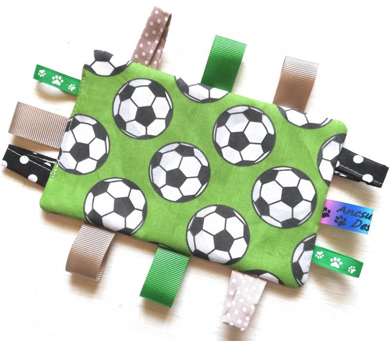 Focilabdás nyunyikendő címkerongyi 18X12cm