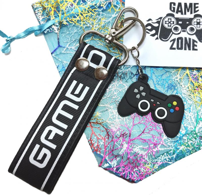 GAME műbőr kulcstartó karikával karabinerrel ajándéktasakban Férfiaknak is!