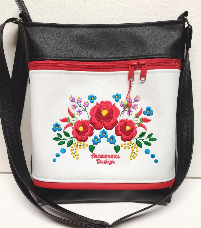 Hímzett 26x30-as crossbody oldaltáska fekete-fehér HungarianFolkart08