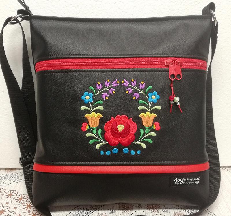 Hímzett 30x30-as pakolós válltáska oldaltáska fekete HungarianFolkart05