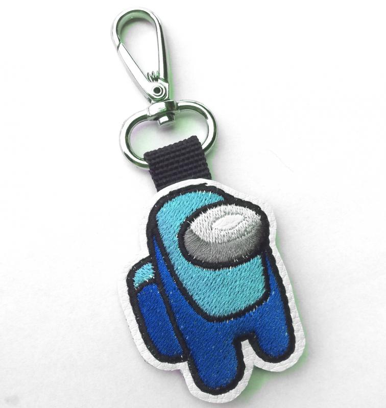 Hímzett Among Us kulcstartó karabinerrel kék