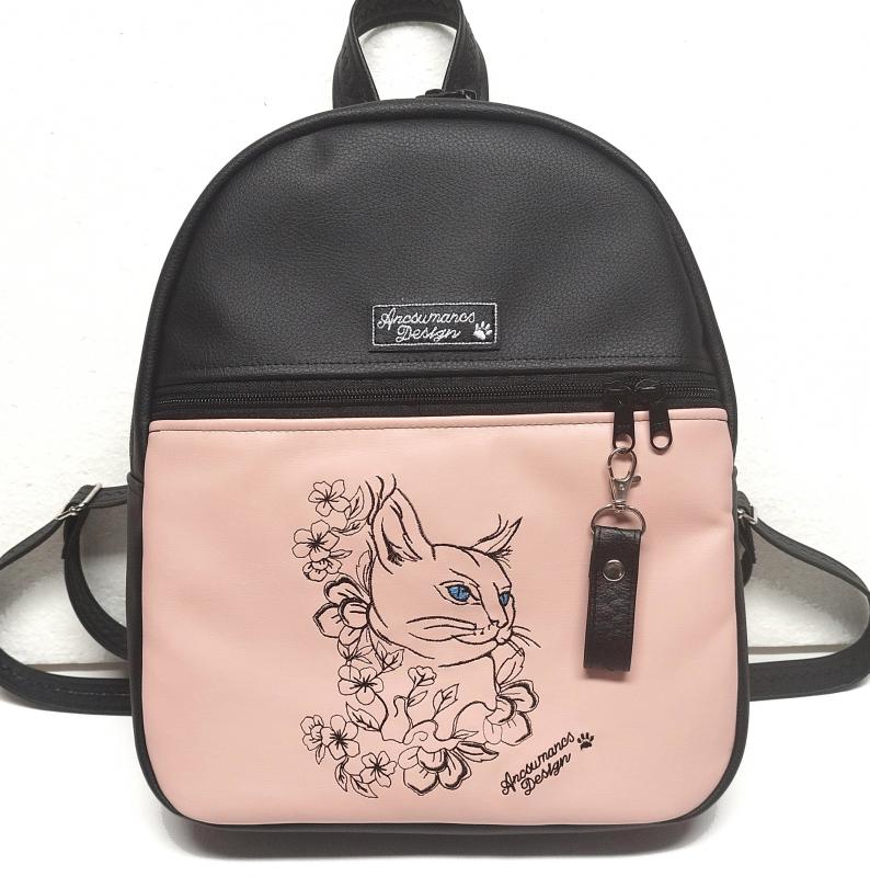 Hímzett Back Pack M hátizsák - Bájos cica virágokkal - textilbőr pántokkal fekete-pasztellrózsaszín 33x27x10