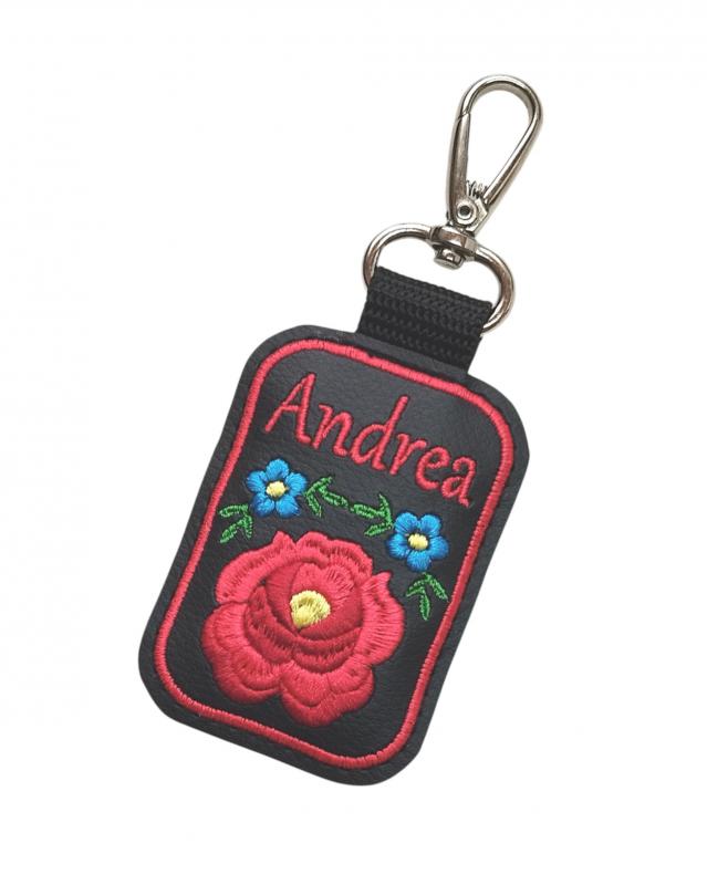 ►Hímzett Kalocsai virágos neves kulcstartó karabinerrel