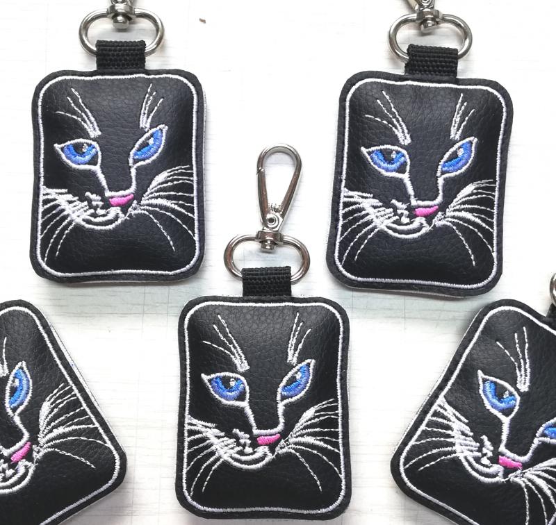 Hímzett kékszemű cica kulcstartó karabinerrel fekete