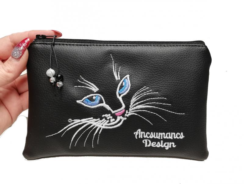Hímzett kékszemű cica piperetartó neszeszer pénztárca