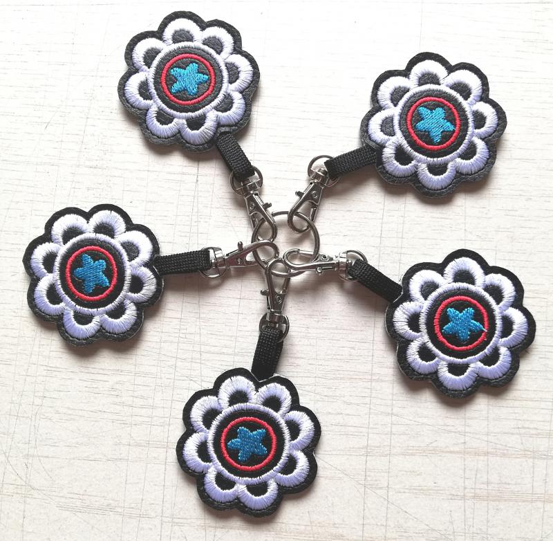 Hímzett kis virág táskadísz kulcstartó karabinerrel