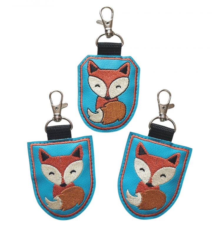 Hímzett kisróka kulcstartó táskadísz karabinerrel ajándék kék