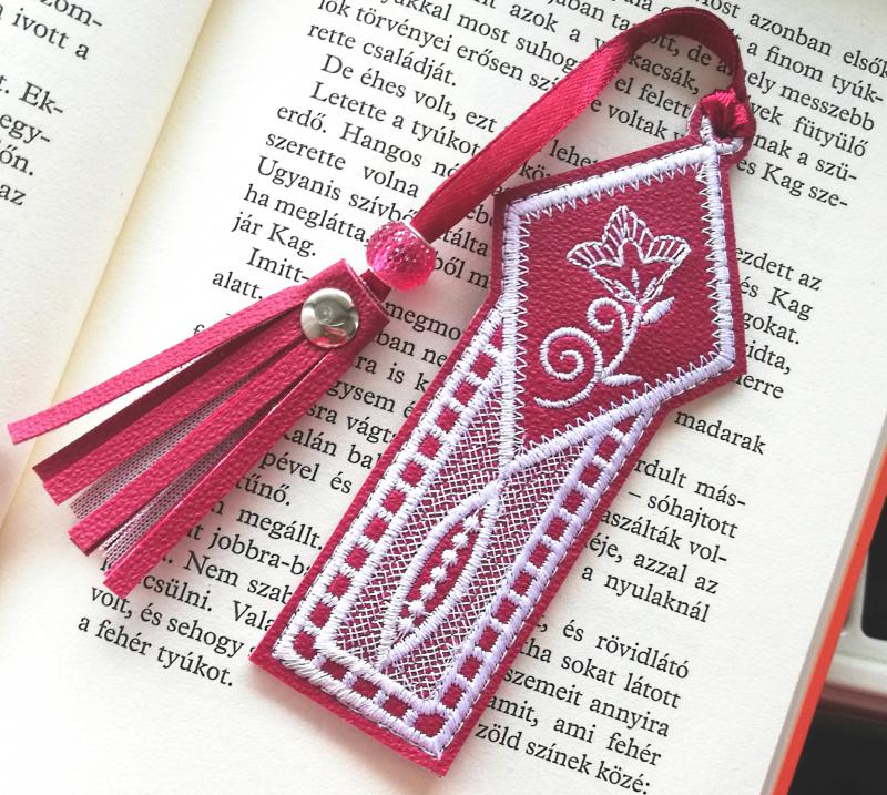 Hímzett könyvjelző bojttal- bordó alapon fehér -TKJ1