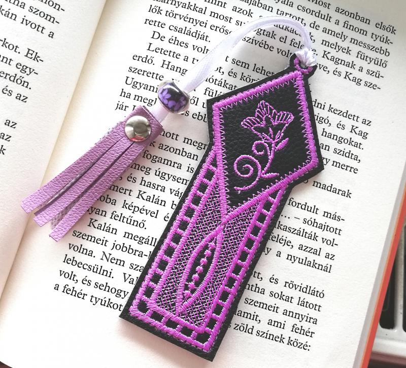 Hímzett könyvjelző bojttal- fekete alapon lila hímzés -TKJ1