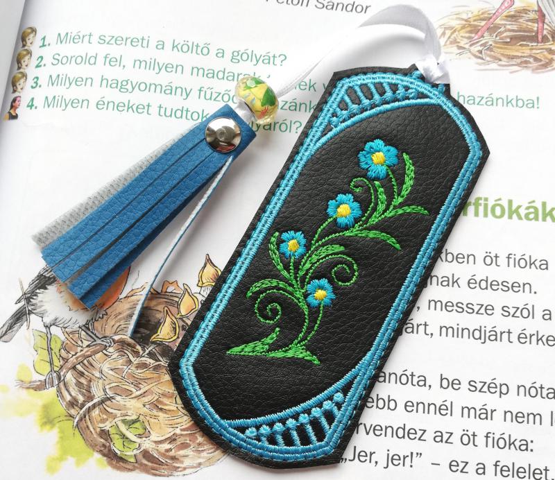 Hímzett könyvjelző bojttal- kéknefelejcs