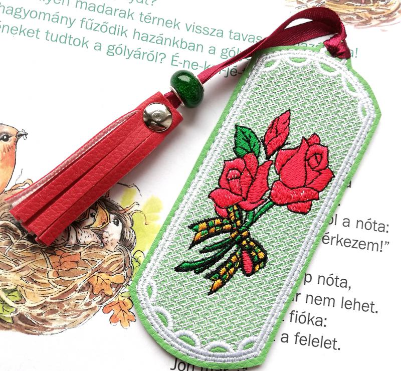 Hímzett könyvjelző bojttal- vörös rózsák menta alapon