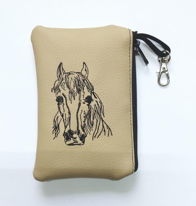 Hímzett lovas drapp textilbőr kulcscsomótartó,kulcstartó