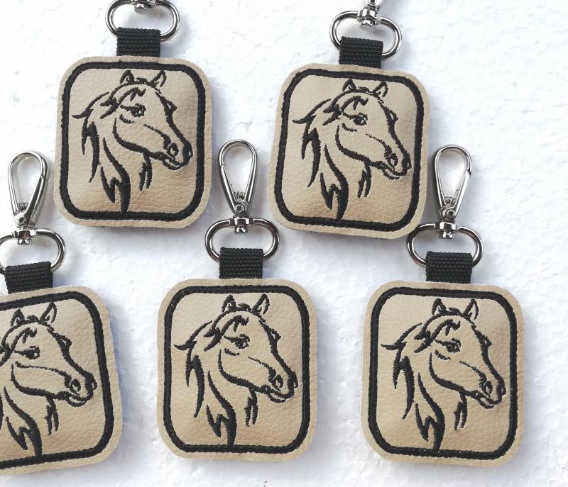 Hímzett lovas kulcstartó karabinerrel beige-fekete
