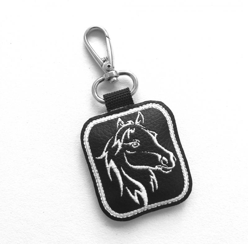 Hímzett lovas kulcstartó karabinerrel fekete-fehér