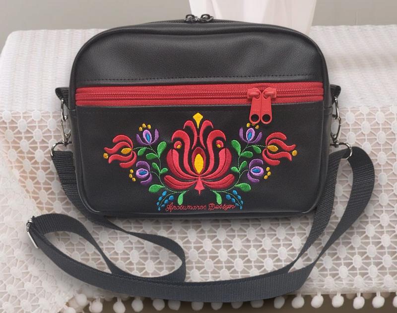 Hímzett Matyó virágos Helena crossbody oldaltáska övtáska 22x17x7cm - Fekete alapon Hungarian Folkart28