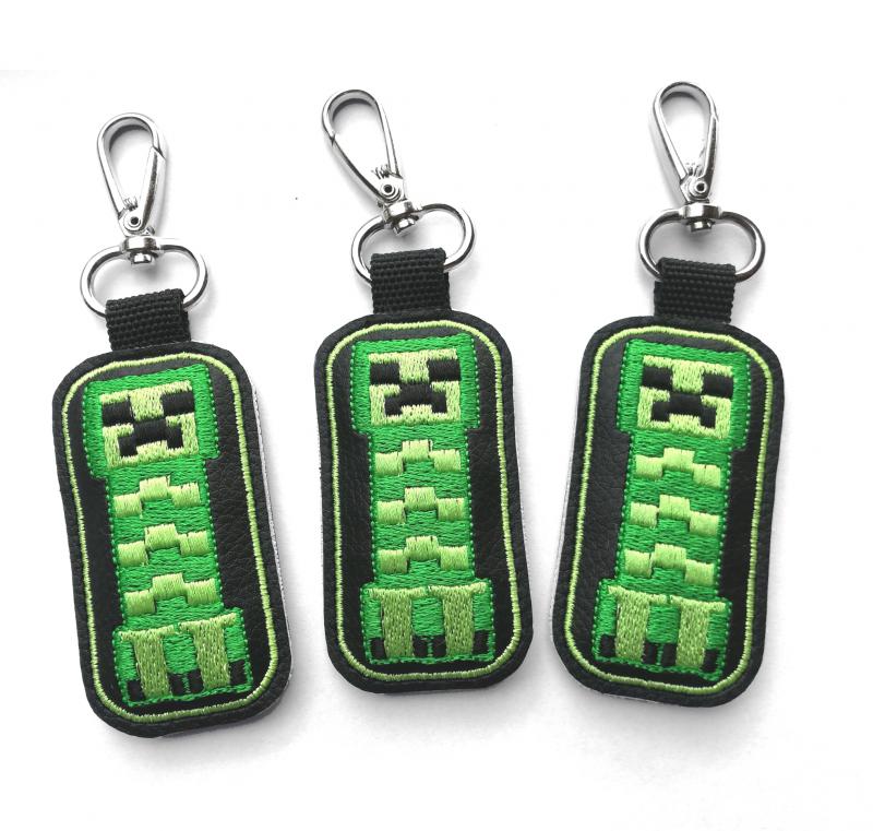 Hímzett Minecraft Creeper kulcstartó karabinerrel