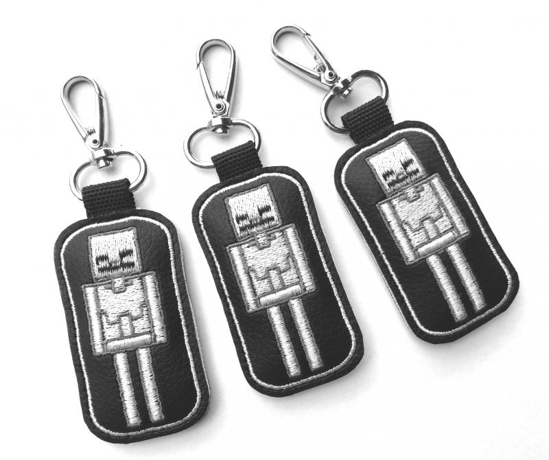 Hímzett Minecraft Skeleton kulcstartó karabinerrel