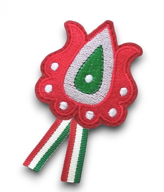 Hímzett népi virág alakú textilbőr kokárda kitűző