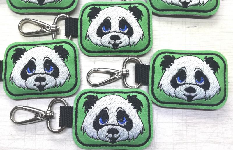 Hímzett panda maci kulcstartó karabinerrel
