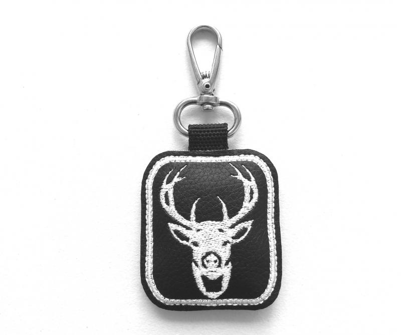 Hímzett szarvas kulcstartó karabinerrel fekete-fehér