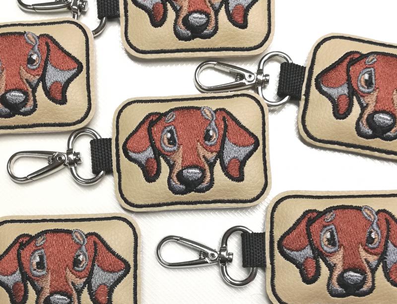 Hímzett tacskó kutya kulcstartó karabinerrel